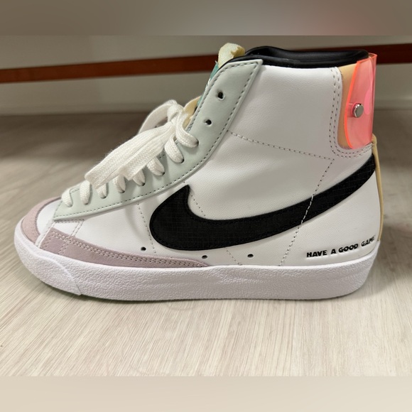 Nike woman Blazer Mid77 limited edition White, Black, and Pink High-Top Sneakers - Picture 5 of 9